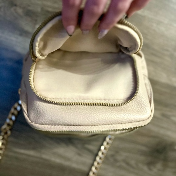 NWOT Maurices Cream Crossbody Bag with Gold Chain Strap - Picture 5 of 6
